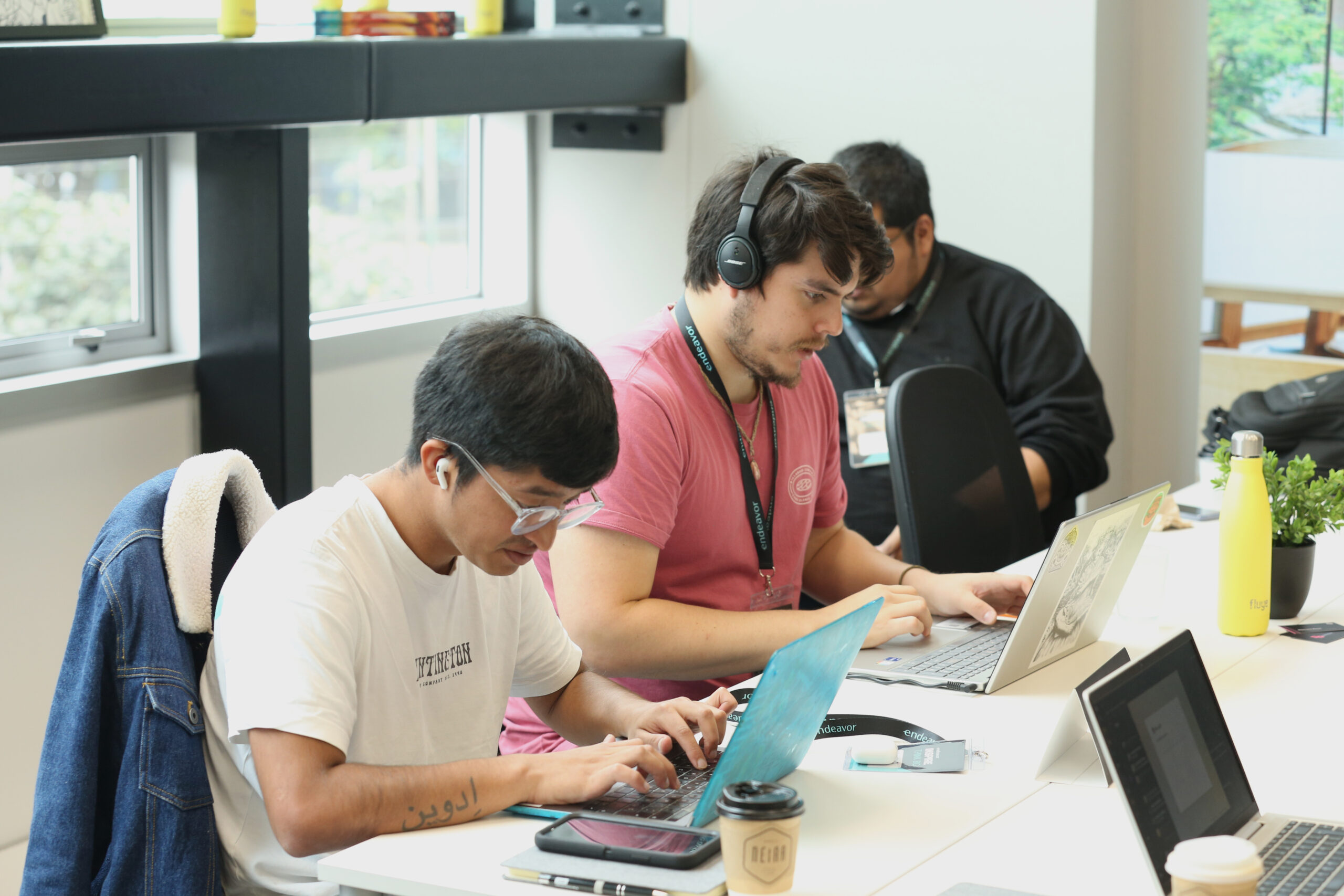 Contenido Plus: talleres, mesas de trabajo y networking